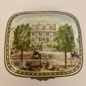 Porcelaine de Paris Weeks family trinket box
